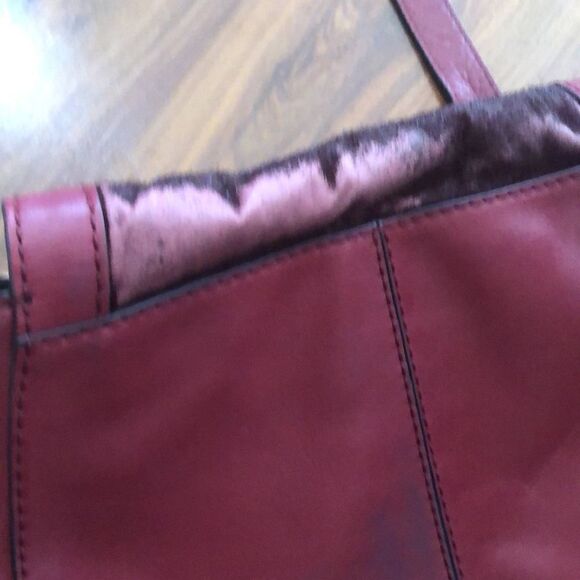 Vintage fossil red burgundy saddle bag with fur. - Picture 8 of 11